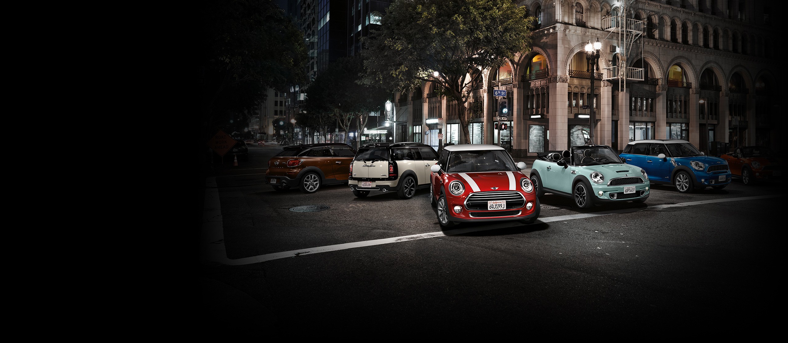 Cinci automobile MINI într-un peisaj urban